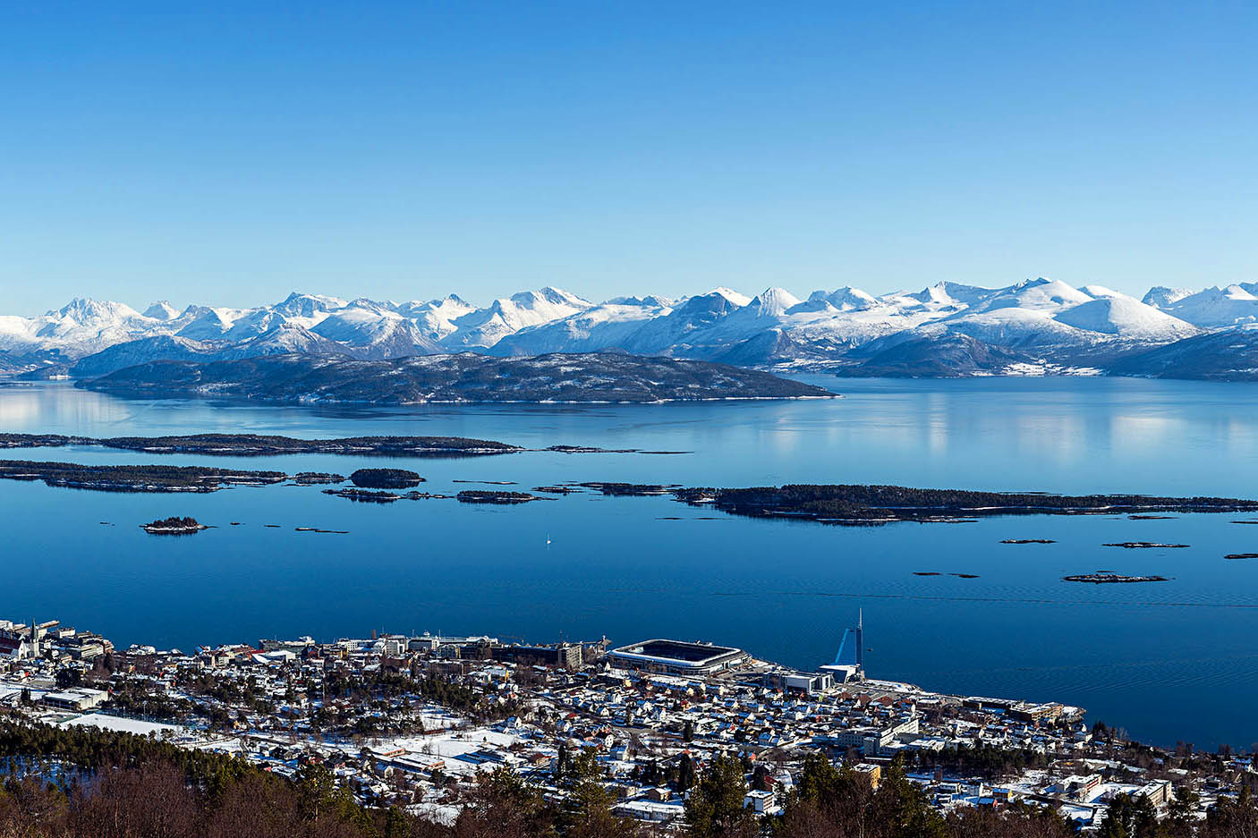 Panoramabilde av Molde, fjord og fjell sett fra Høgskolen i Molde